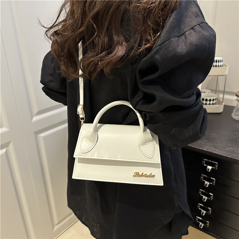 In the summer of 2025, a new and niche design single-shoulder bag for women is in vogue. This year, a small square crossbody bag for women is popular details Picture