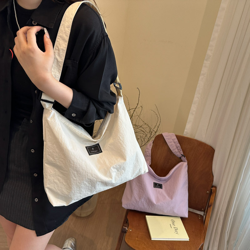 A new, casual and simple single-shoulder bag with a niche design for women's fashion in spring 2025 details Picture