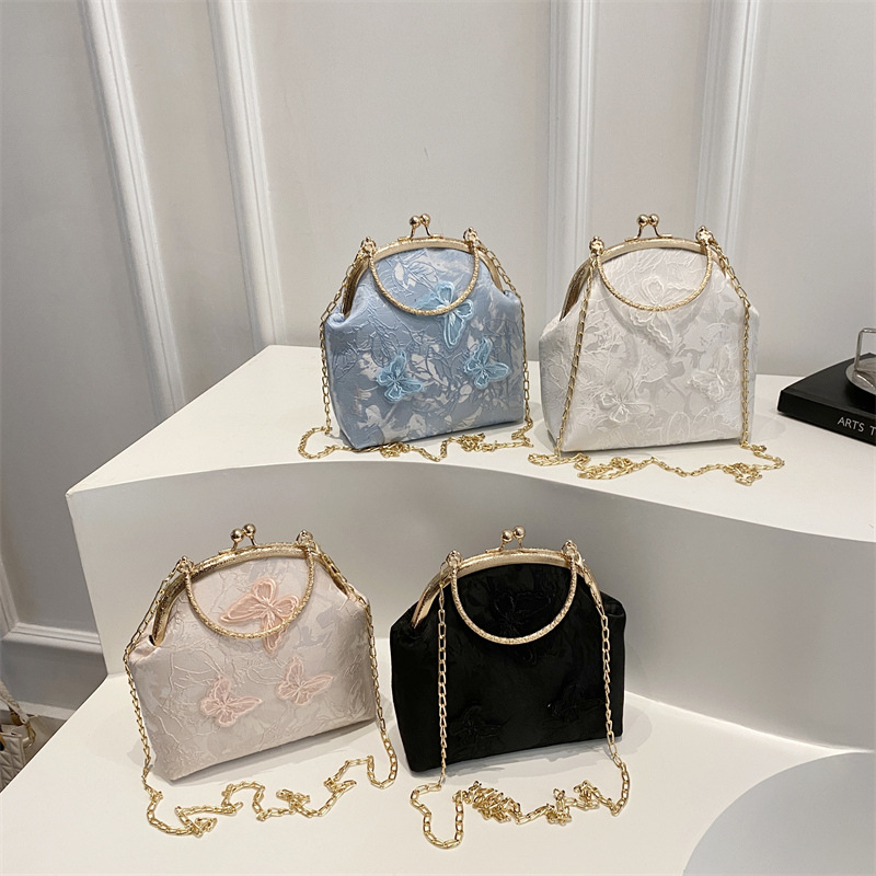 This is a retro and fashionable single-shoulder crossbody bag with a bow design from a niche handbag for spring/Summer 2025. It's a women's vegetable basket bag Application Scenario