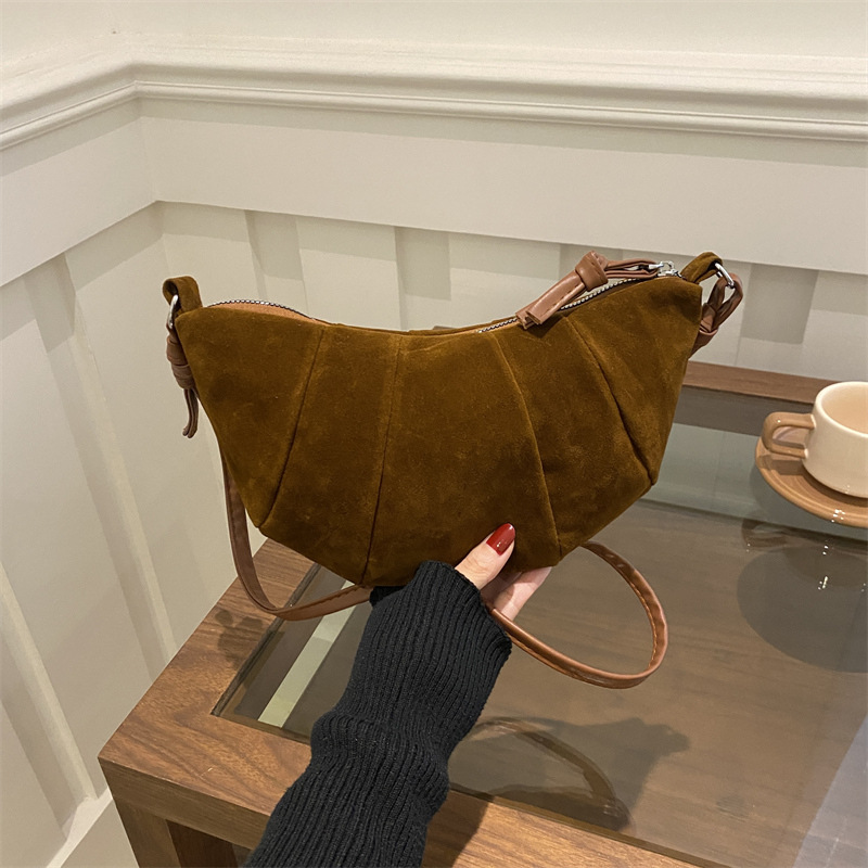 A new vintage underarm bag for women in the autumn and winter of 2024, featuring a matte texture single-shoulder crossbody bag with a patchwork horn bag full figure