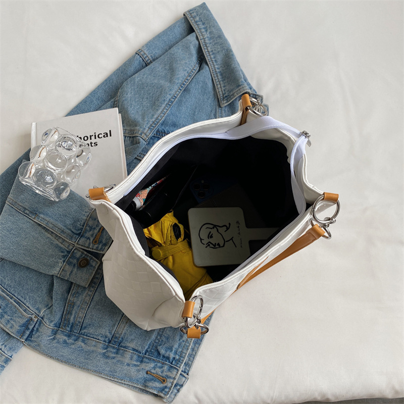 Factory wholesale custom women's bags, large-capacity commuter tote bags, soft leather fashionable single-shoulder bags, high-quality and versatile handbags Application Scenario