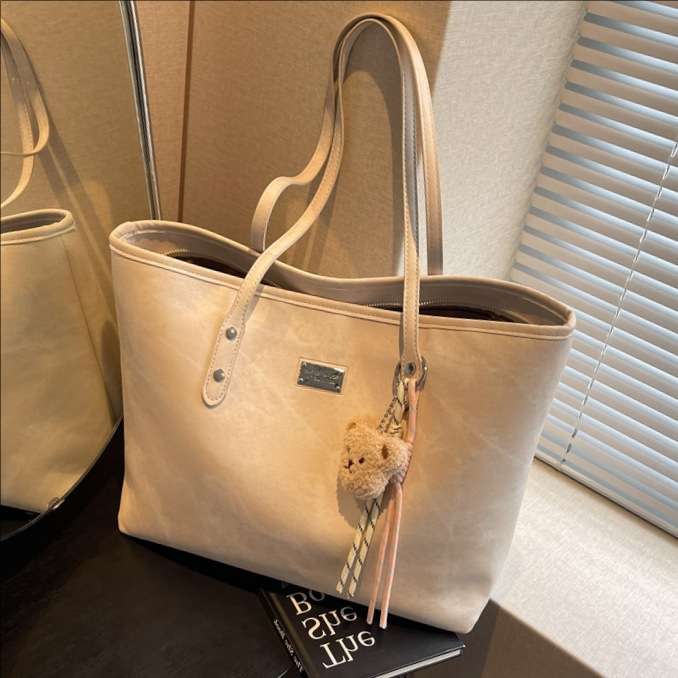 Casual large-capacity commuter tote bag for women 2025 new style, versatile and fashionable single-shoulder underarm bag, retro handbag Application Scenario