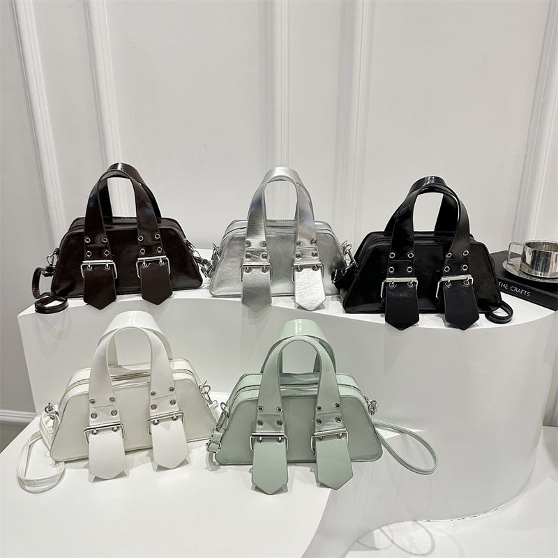 Cross-border bags 2025 New Style: Stylish, stylish, hand-held crossbody bag with Korean style design, versatile single-shoulder bag Application Scenario