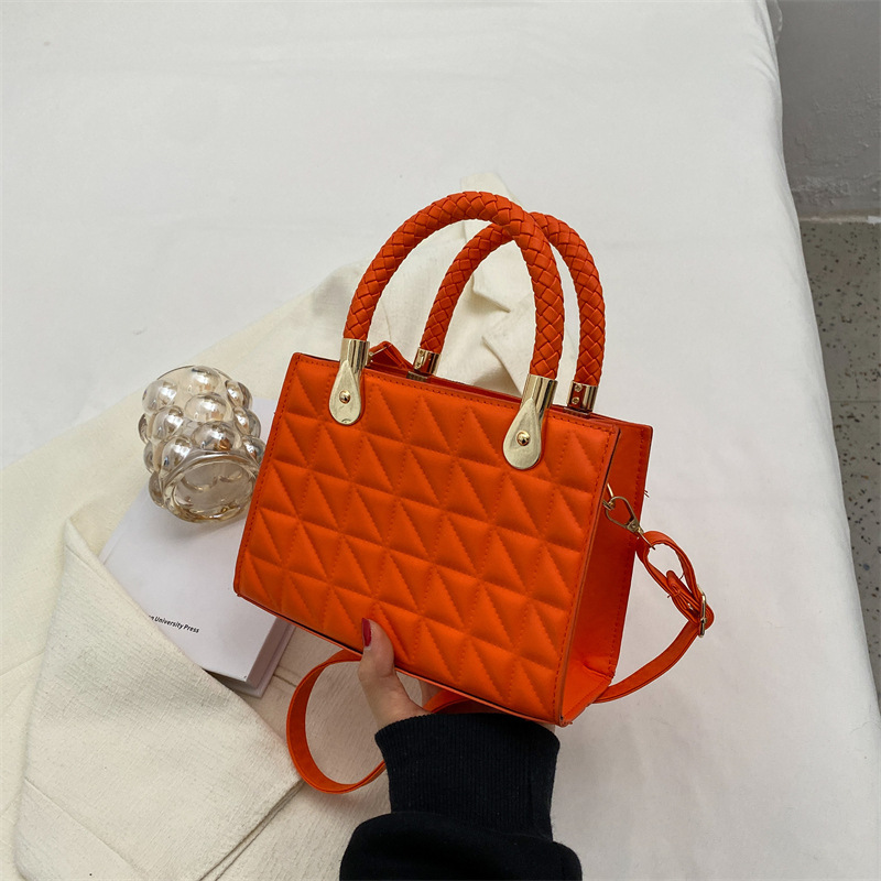 A simple and fashionable women's bag for winter 2022, a trendy and high-quality crossbody small square bag, a casual single-shoulder handbag full figure