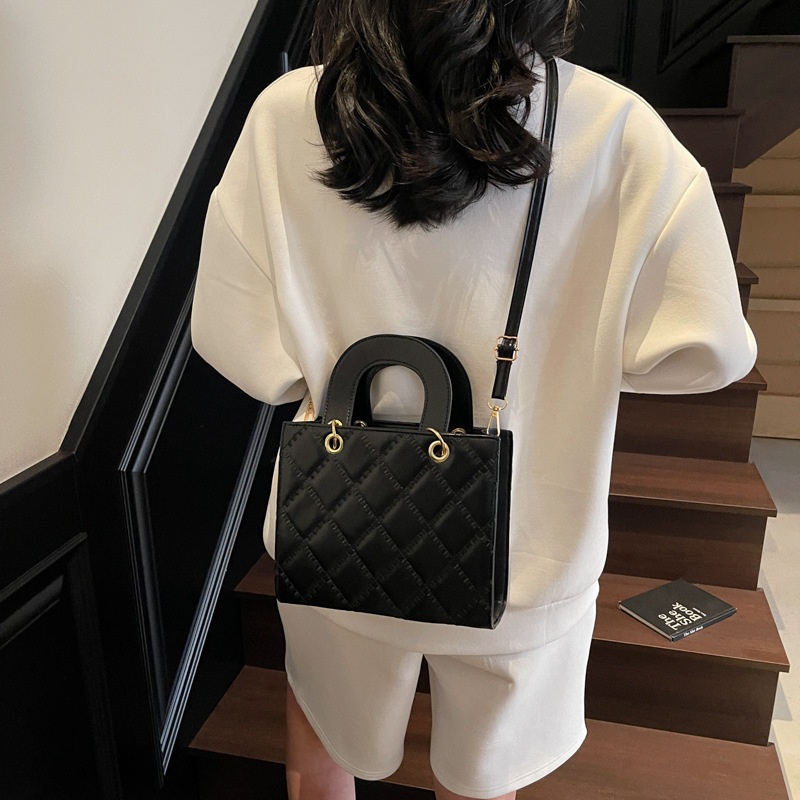 The new 2025 trendy, fashionable and stylish women's bag with diamond-patterned embroidery thread is a popular single-shoulder crossbody bag and handbag Specification drawing