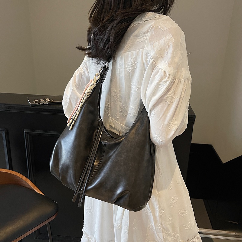 Retro large-capacity crossbody bag for women, 2025 new trendy and fashionable tote bag, simple and casual single-shoulder armpit bag Application Scenario