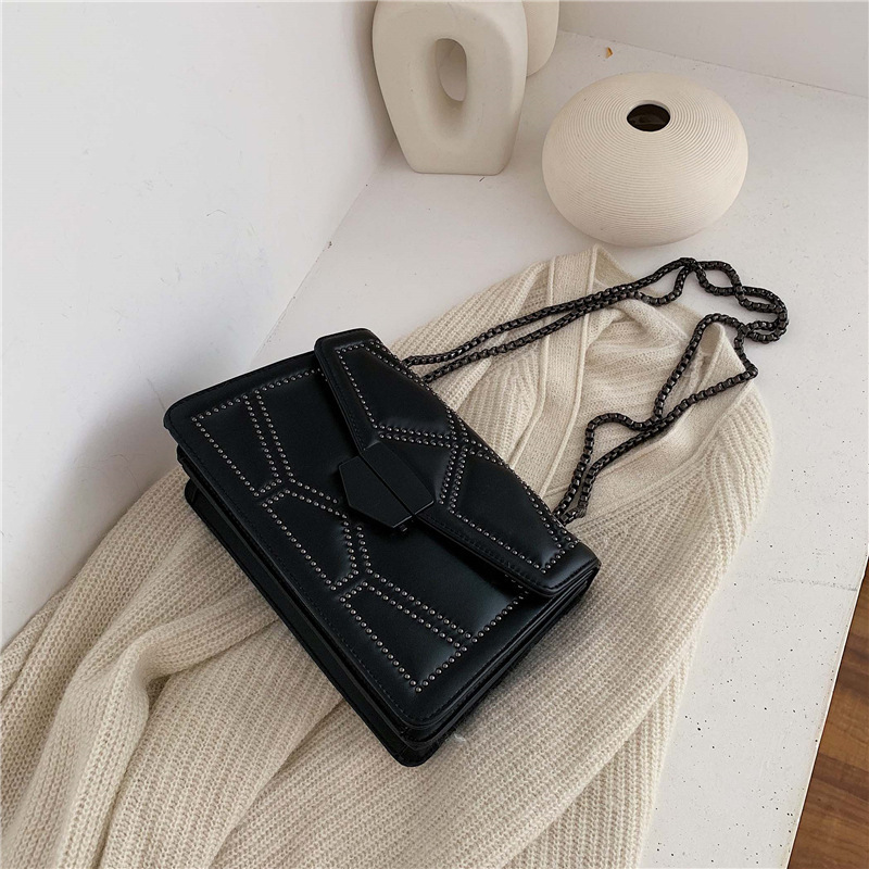 2021 new style fashionable and simple crossbody bag, ins rivet single-shoulder chain small square bag for Korean version of foreign trade Application Scenario
