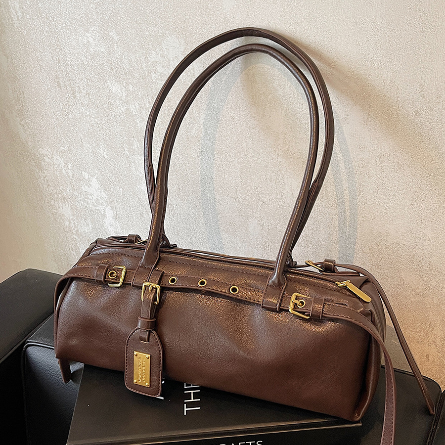 A new 2024 trendy and fashionable baguette underarm bag for women with a simple and niche Korean design for work and commuting full figure