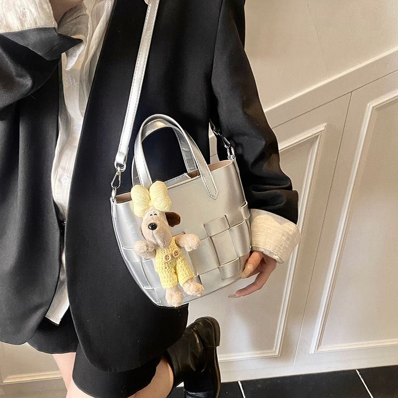 Korean-style elegant hand-held bucket bag, feminine texture and individuality, woven vegetable basket crossbody bag, fashionable and stylish single-shoulder bag Specification drawing
