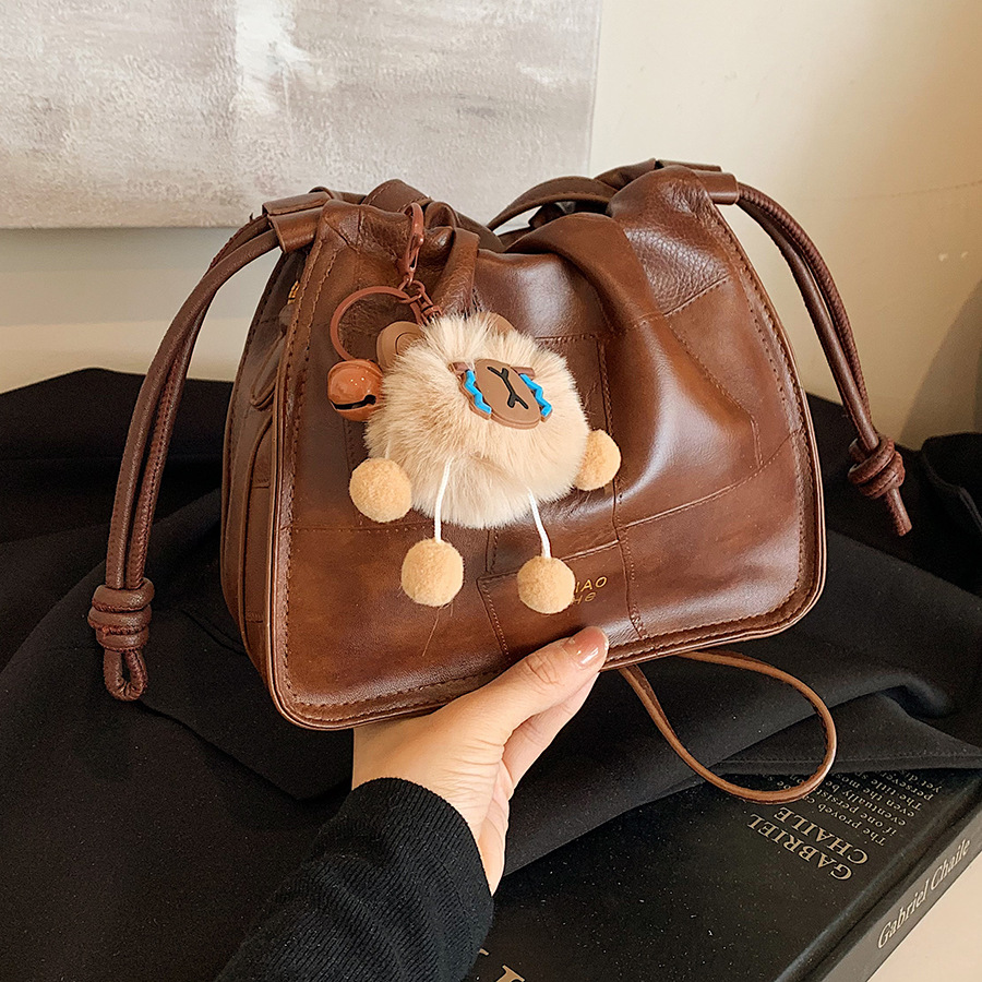 Retro and fashionable drawstring bucket bag for women, 2024 new style, simple and casual, versatile shoulder bag, high-end quality crossbody bag full figure