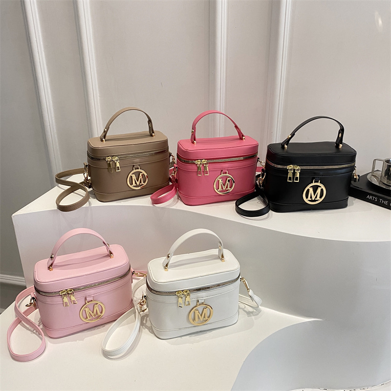 Retro trend niche crossbody bag box bag 2025 Summer new style hand-held small square bag, fashionable and casual single-shoulder bag Application Scenario