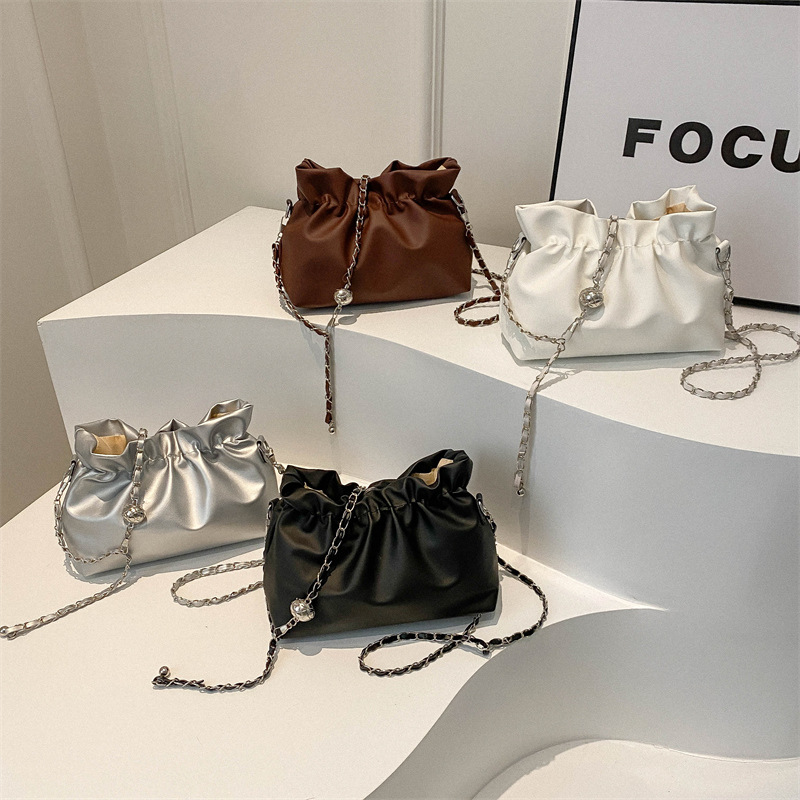 French pleated and stylish bucket bag for women, new spring 2024, trendy and simple chain underarm single-shoulder bag Application Scenario