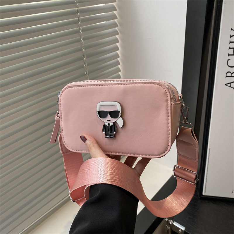 2025 New style of unique, niche, simple and casual wide shoulder strap, stylish, trendy and versatile crossbody bag for women full figure