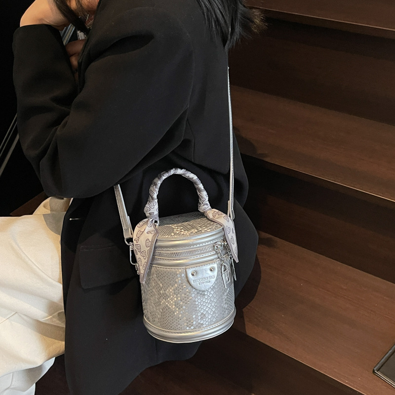 A niche design hand-held bucket bag for women, 2025 new high-end quality commuter single-shoulder bag, retro and versatile crossbody bag Specification drawing