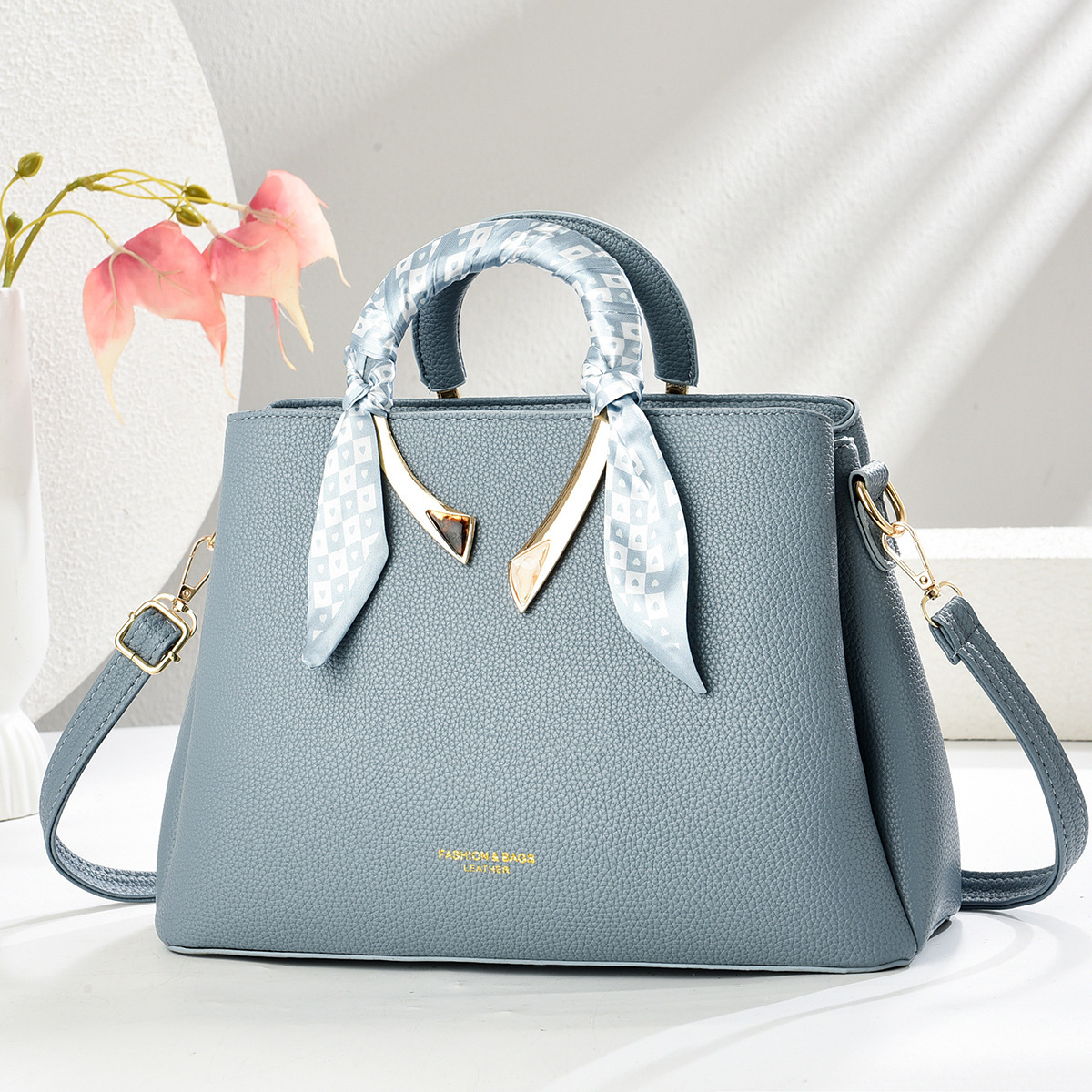 Middle-aged women's handbag 2025, a fashionable hand-held large-capacity pu women's bag for export, simple and retro single-shoulder crossbody bag full figure