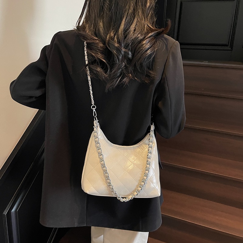 The 2025 new textured diamond-shaped chain underarm bag is a trendy and fashionable crossbody bag for women, versatile, stylish and light luxury single-shoulder bag Application Scenario
