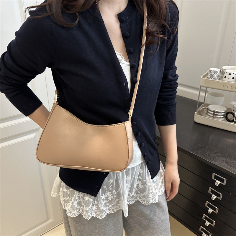 A new style of high-quality underarm bag for women in 2025, a retro and fashionable baguette shoulder bag details Picture