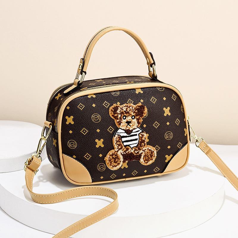 Cute little bear small square bag for girls, fashionable and trendy, single-shoulder crossbody bag for young girls, small bag one-piece consignment full figure