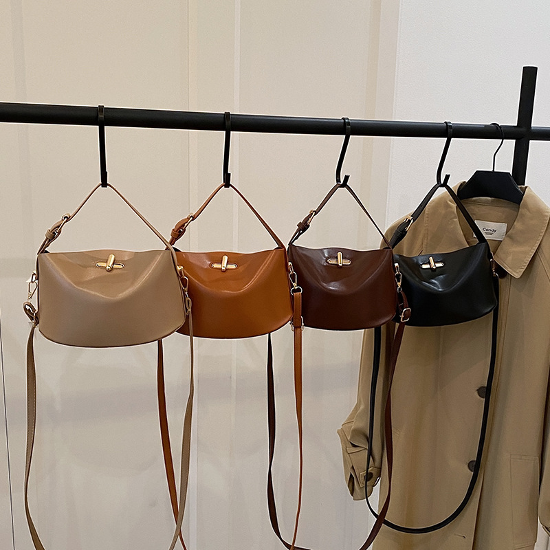 A new summer 2025 Korean-style, fresh, simple and stylish solid-color handbag, a casual and elegant crossbody bag for women Application Scenario