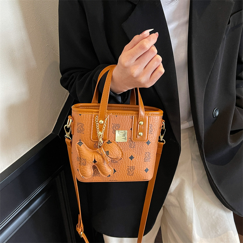 Korean-style printed hand-held vegetable basket bag for women 2025 new style, fashionable and versatile bucket bag, stylish single-shoulder crossbody bag details Picture