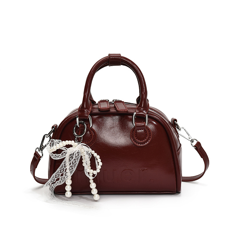 A cute girl carrying a shell bag, a Korean style Instagram trendy single-shoulder bag, a new simple and versatile women's bag for 2025 Item Picture