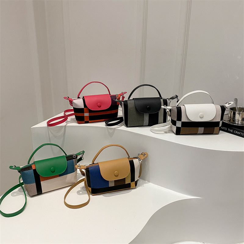 This year, a retro work handbag is in fashion. The 2024 new style of fashionable handbag is a single-shoulder crossbody dumpling bag Application Scenario