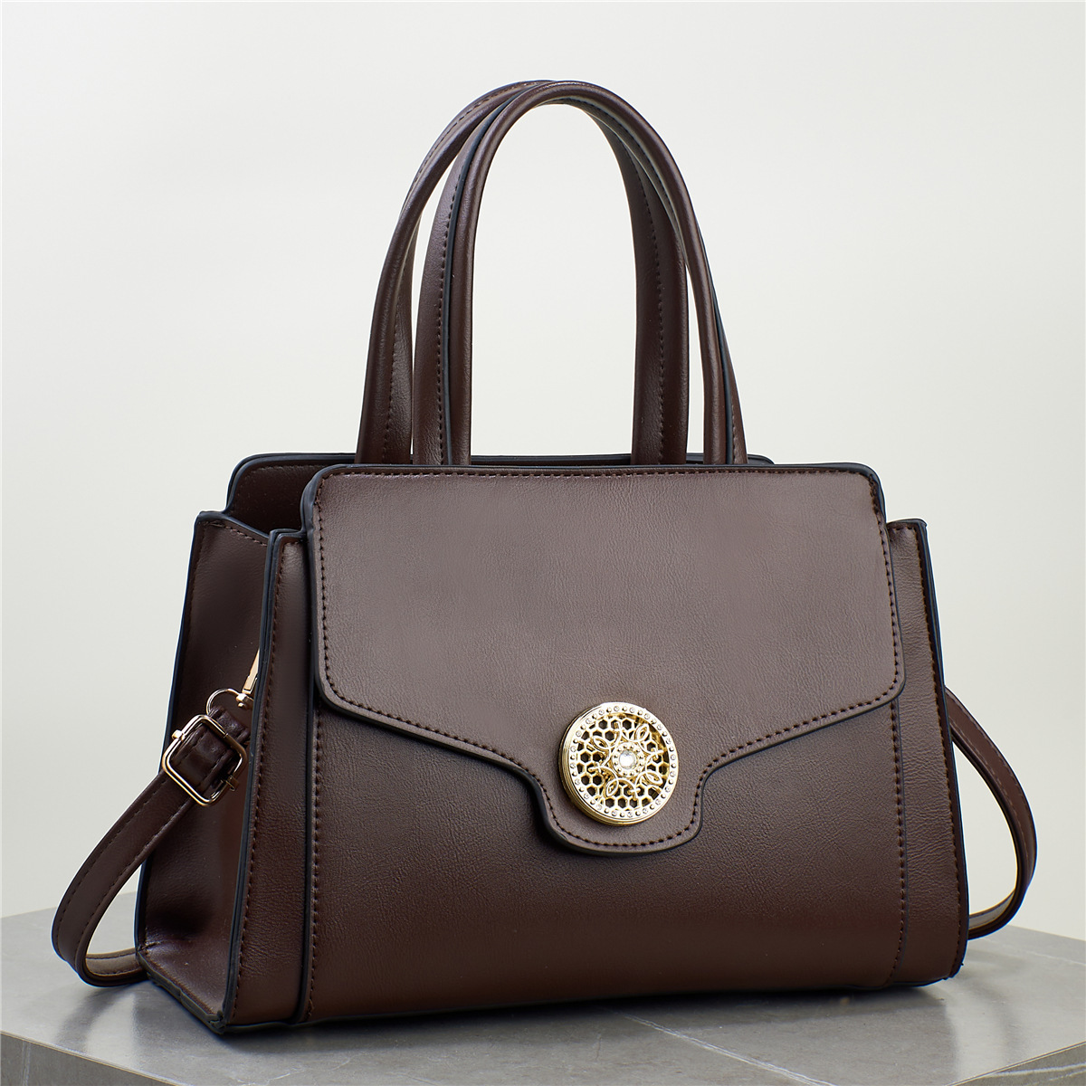 The 2024 new fashion bag is stylish and individualistic. It features a single-shoulder crossbody large-capacity set bag, a retro handbag and an export bag details Picture