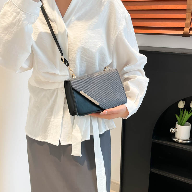 This is a new fashion chain single-shoulder bag and commuter crossbody bag for women in the summer of 2025 with a beveled iron edge details Picture