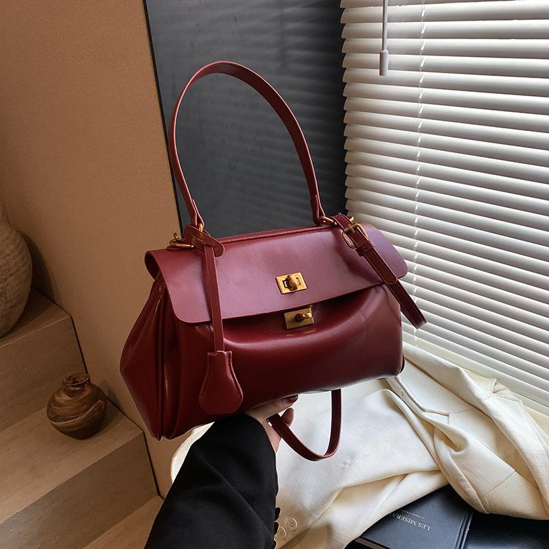 Large-capacity bags are versatile for women. The 2024 new casual crossbody single-shoulder underarm bag is popular this year. The platinum Kelly bag is in fashion Application Scenario