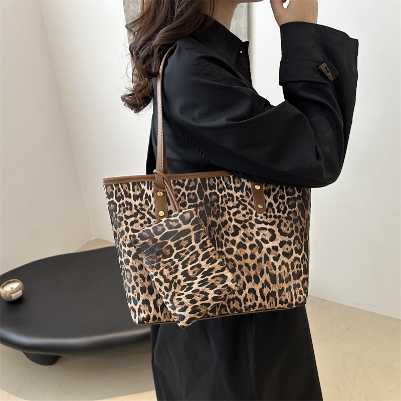 Personalized leopard print casual ins large-capacity, stylish 2024 autumn tote hand-held shoulder women's large bag Specification drawing