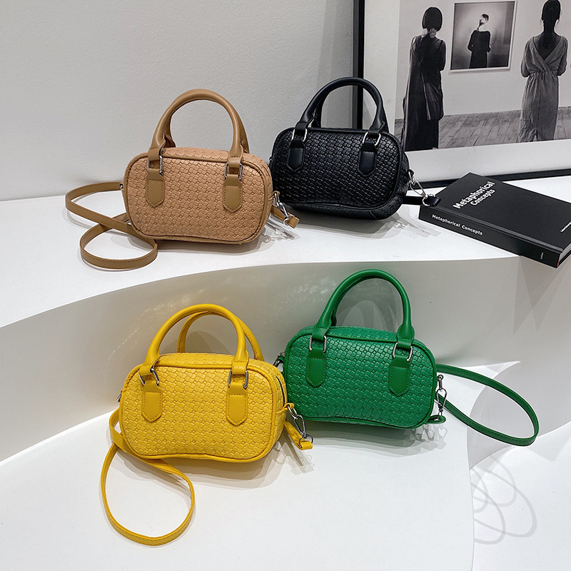 Korean minimalist handbag 2024 new style, niche and stylish Boston bowling bag, retro single-shoulder crossbody bag Application Scenario
