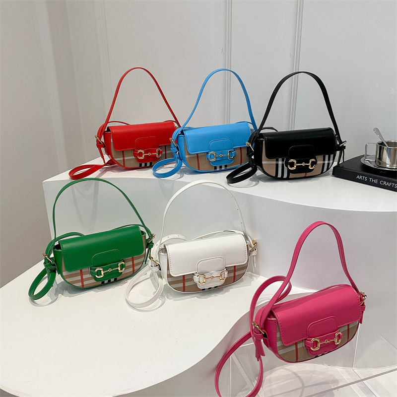 The popular crossbody saddle bag for women in 2024 cross-border new style, a versatile single-shoulder and underarm women's bag with contrasting colors and checkered patterns from Europe and America Application Scenario
