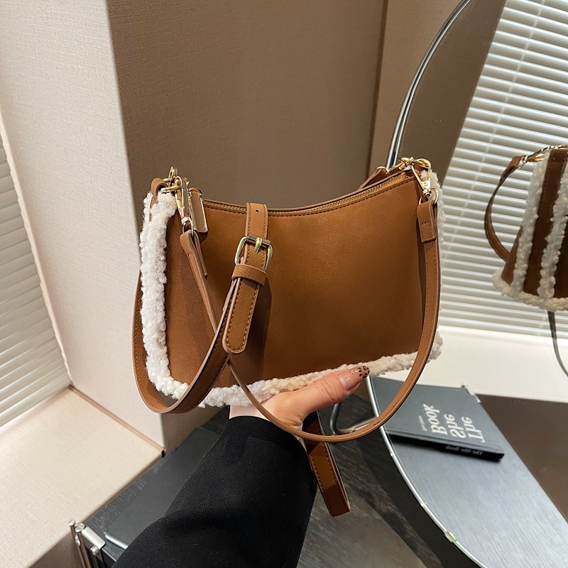 The 2024 new underarm bag, featuring a fluffy patchwork style, is a casual, high-end, and stylish single-shoulder bag with a trendy and fashionable crossbody style Specification drawing