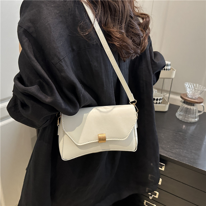The 2025 new summer single-shoulder crossbody bag for bag women is simple and casual. The underarm baguette bag is fashionable and versatile. It's a small square bag details Picture