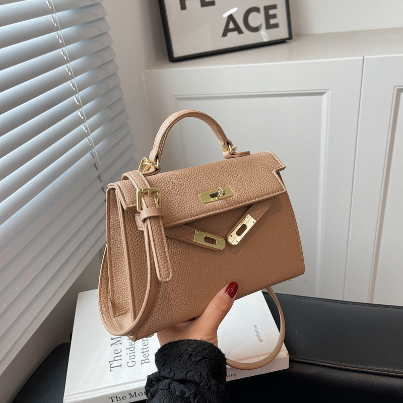 A cross-border internet-famous, fashionable and simple platinum bag for women, a new cross-border lock-button hand-held, high-quality single-shoulder crossbody bag Application Scenario