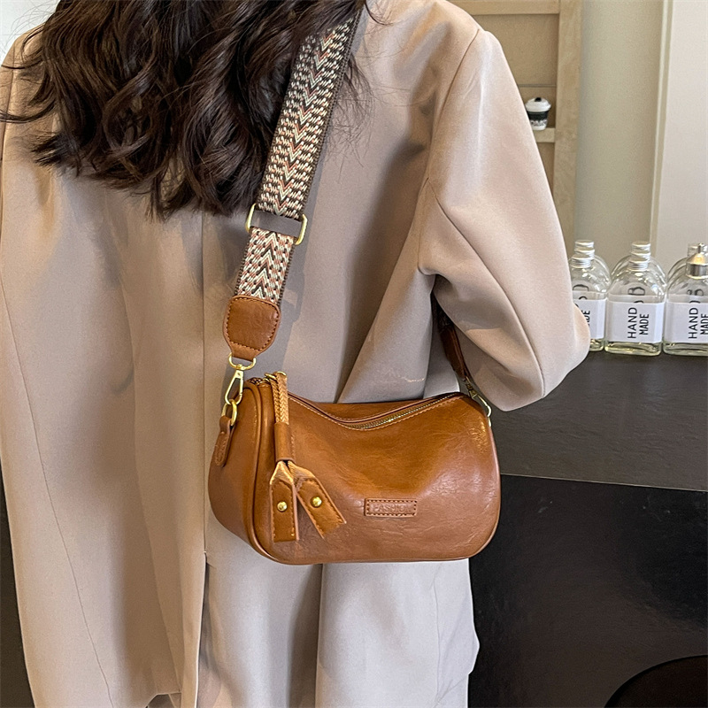 Retro and fashionable women's new 2024 solid color commuting versatile pillow bag, niche high-end casual single-shoulder bag Application Scenario