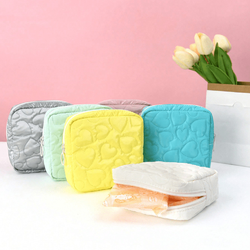 Candy-colored cute storage bag for students, portable mini PU leather quilted, heart-shaped hand-held makeup bag, monthly affairs bag full figure