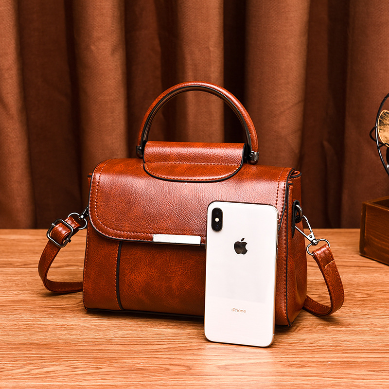 The 2022 new oil-wax leather hand-held small bag for women, a popular and highly recommended one-shoulder crossbody small square bag for cross-camera fashion Application Scenario