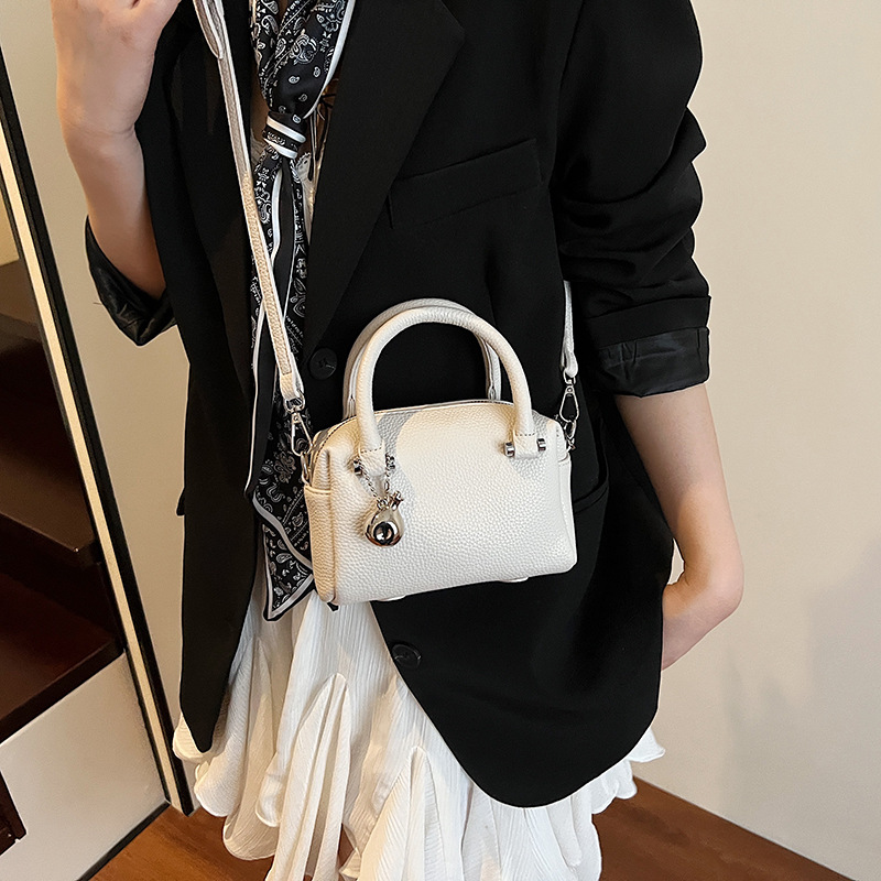 The 2025 new lychee pattern hand-held Boston bag exudes a sense of high-end fashion for women. It is a stylish single-shoulder bag with a solid color crossbody Specification drawing
