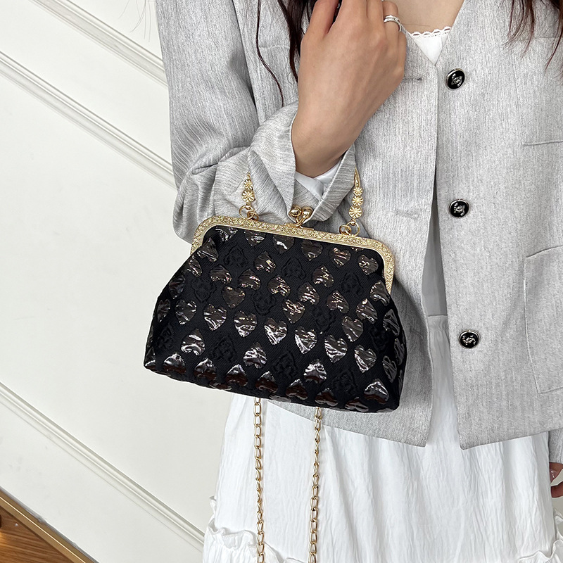 New European and American retro-style handbags, single-shoulder bags, large-capacity women's bags, classical Hanfu bags, heart-shaped buckle chain bags details Picture