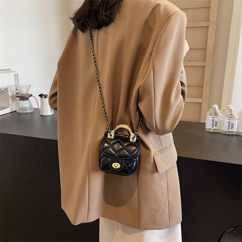 Mini diamond-shaped chain small bag opening red envelope 2024 new high-end, exquisite and small earphone case, hand-held crossbody bag Application Scenario