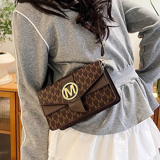 New single-shoulder crossbody bag for women, casual small square bag, double-shoulder strap crossbody bag, autumn Korean version simple and fashionable women's bag Application Scenario