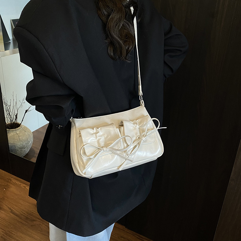 Cross-border fashion bow underarm bag for women, 2025 new versatile solid color single-shoulder bag, multi-pocket trendy crossbody bag Application Scenario