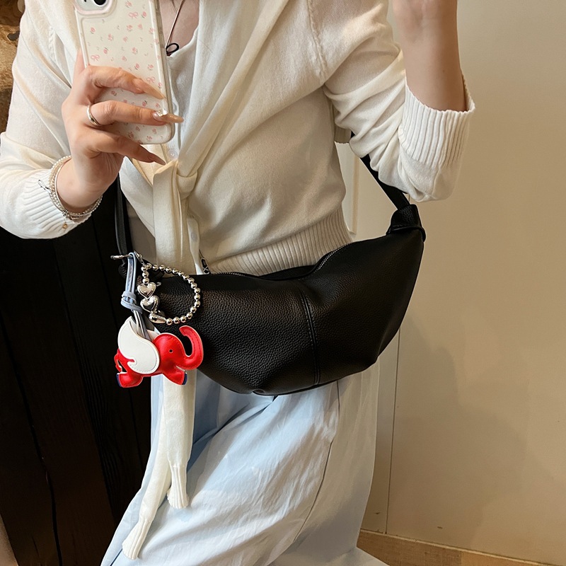 A small, exquisite and high-end soft-skin dumpling bag for women 2025 new lightweight and niche design solid color single-shoulder crossbody bag Application Scenario