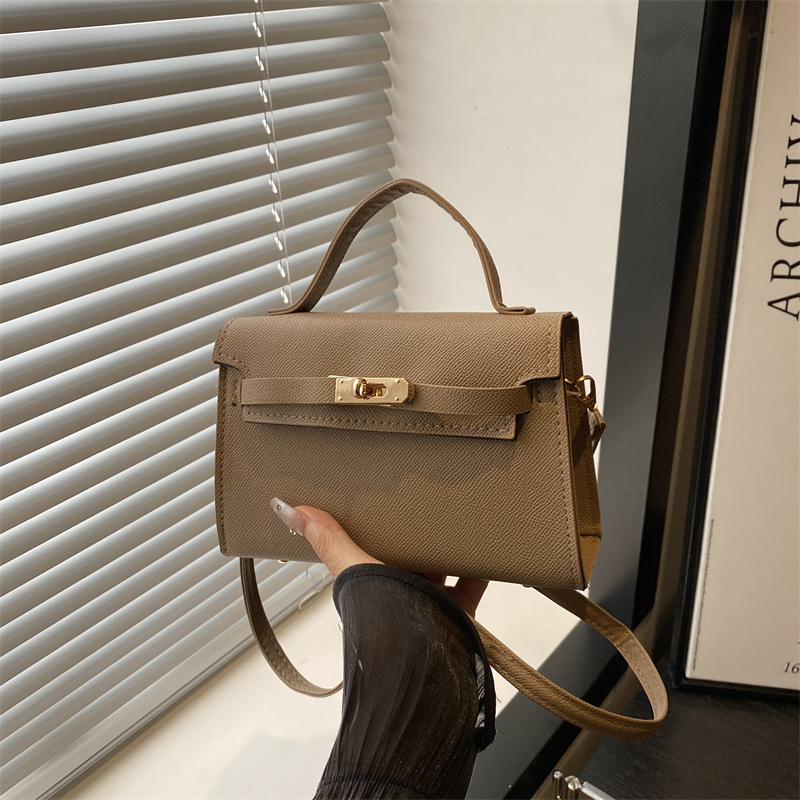 A high-end, niche commuter handbag for women, a new summer 2025 trendy and stylish single-shoulder crossbody Kelly bag for work full figure