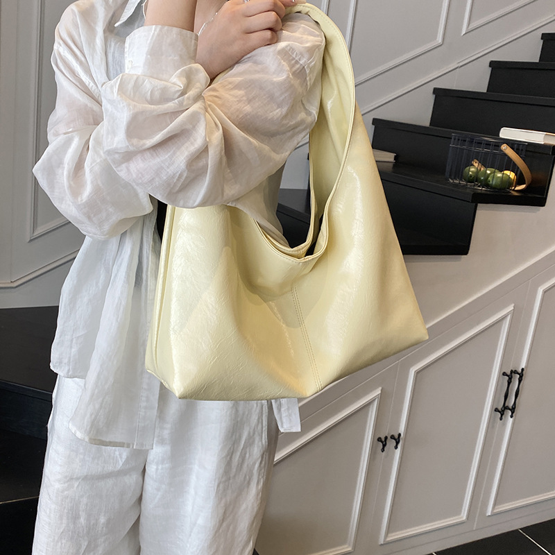 Retro commuting large-capacity underarm bag for women 2025 new style, high-end soft leather single-shoulder bag, simple and versatile bucket bag details Picture