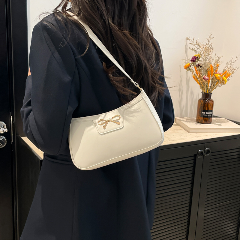 Trendy and versatile underarm bag for women 2025, a new cross-border fashion hand-held shoulder bag, a stylish crossbody bag for women details Picture