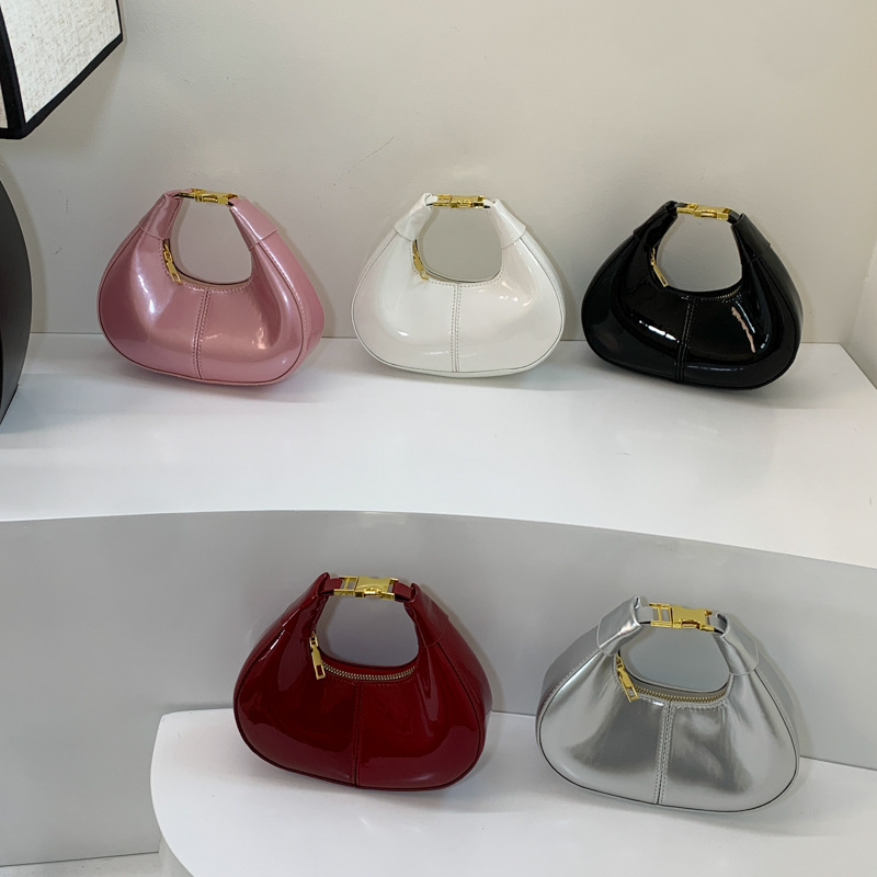 This year, the trendy Korean-style single-shoulder bag for women in the summer of 2025 is a versatile ins solid color gentle dumpling bag Application Scenario