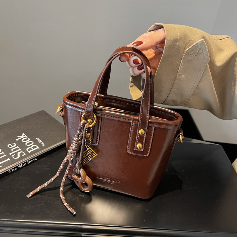 A retro and casual bucket bag for women in 2024, a trendy and fashionable single-shoulder bag with a high-end Korean style and versatile women's bag full figure