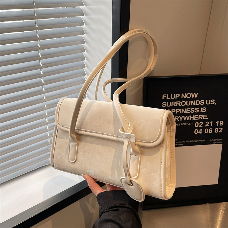 A new French niche bag for women in 2025, featuring a trendy and high-end quality single-shoulder bag and a stylish hand-purified color baguette underarm bag details Picture